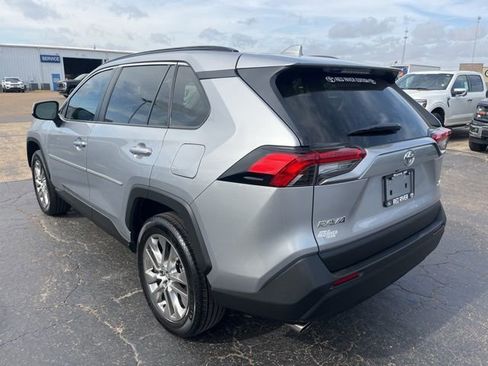 Used 2021 Toyota RAV4 XLE Premium image 6