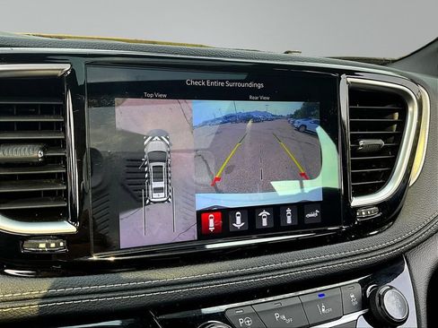 Used 2021 Chrysler Pacifica Limited w/ Uconnect Theater Family Group FWD image 15