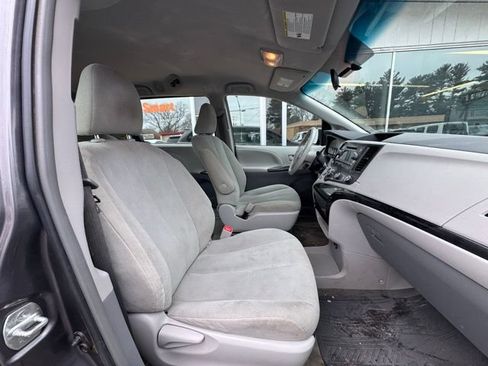 Used 2014 Toyota Sienna L FWD image 12