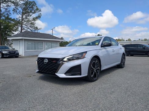 Used 2025 Nissan Altima 2.5 SR w/ SR Premium Package image 7