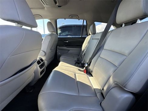 Used 2019 Honda Pilot Touring image 9