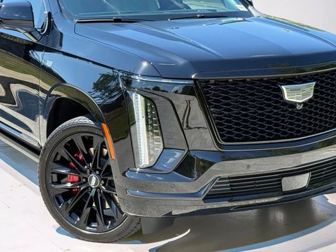 Used 2026 Cadillac Escalade Platinum Sport w/ LPO, ONYX Package AWD/4WD image 7
