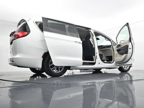 Used 2023 Chrysler Voyager LX FWD image 43