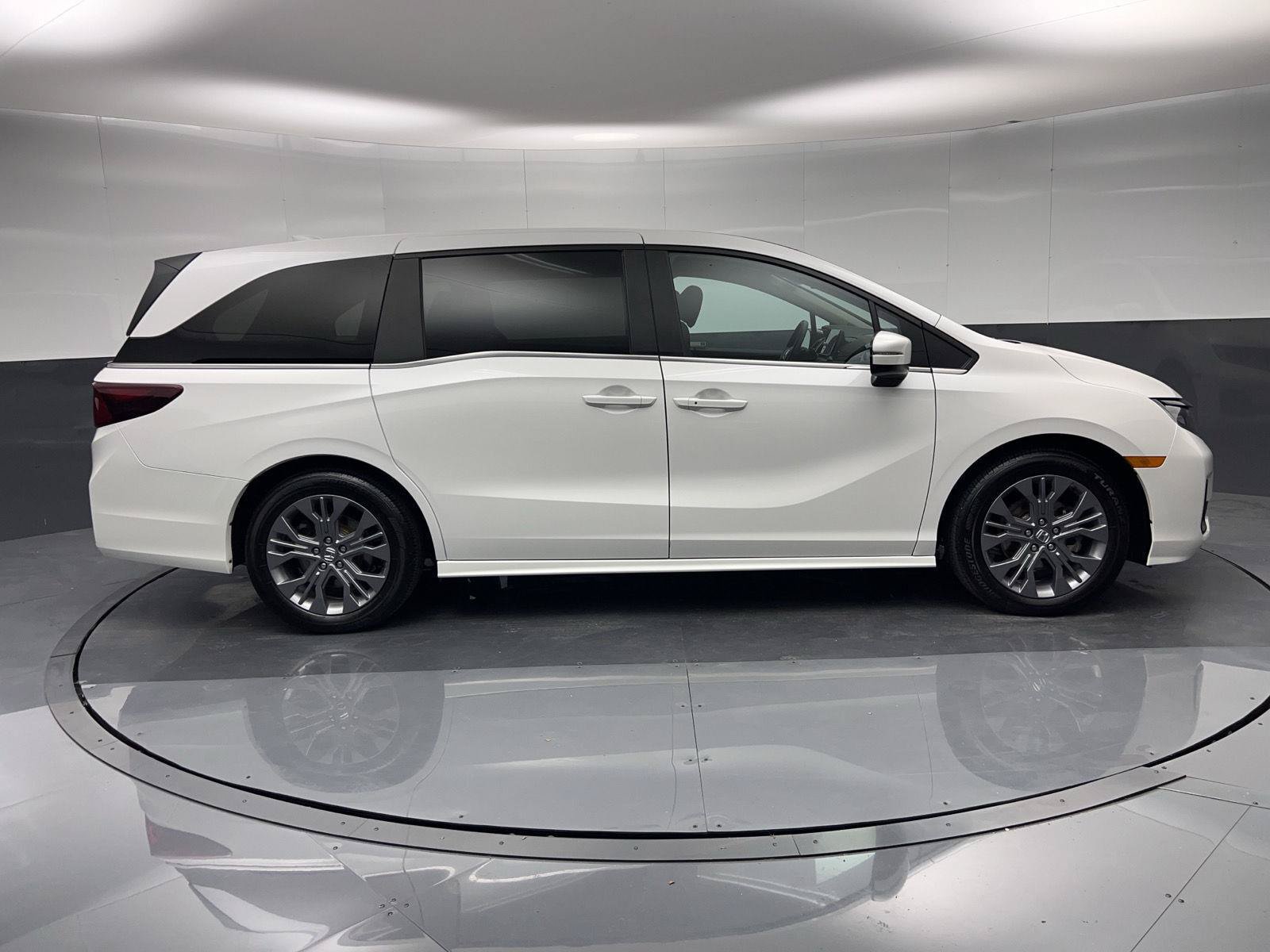 Certified 2026 Honda Odyssey Touring image 8