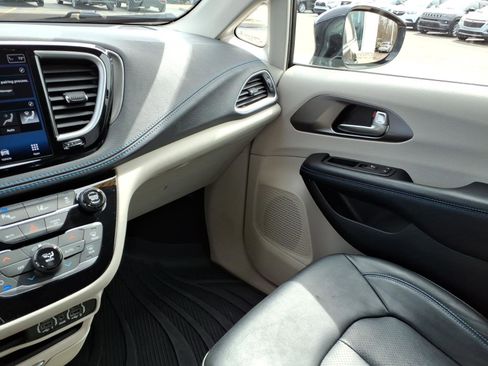 Used 2021 Chrysler Pacifica Touring-L AWD/4WD image 23