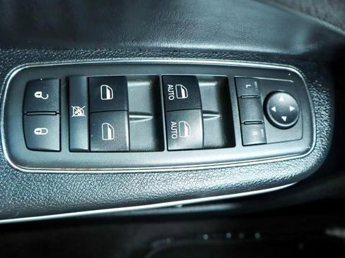 Used 2019 Chrysler 300 Limited image 22