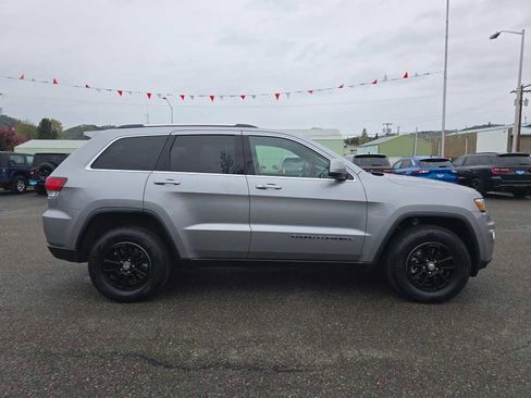 Used 2020 Jeep Grand Cherokee Laredo image 6