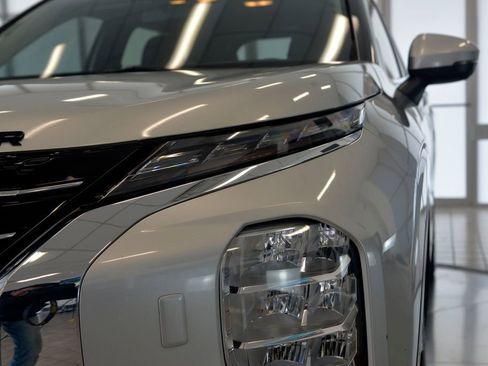 Used 2025 Mitsubishi Outlander SE image 11