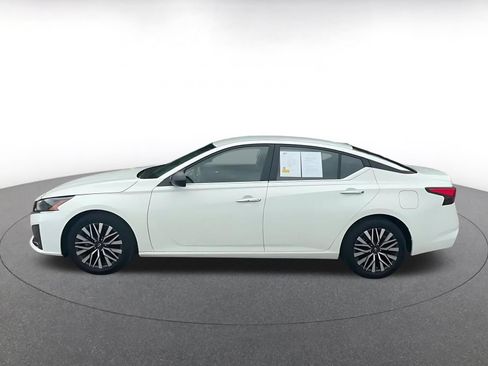 Used 2025 Nissan Altima 2.5 SV FWD image 8