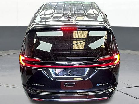 Used 2023 Chrysler Pacifica Touring-L FWD image 5