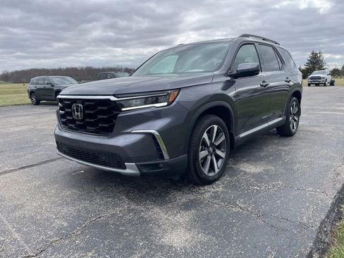 Used 2025 Honda Pilot Touring image 3