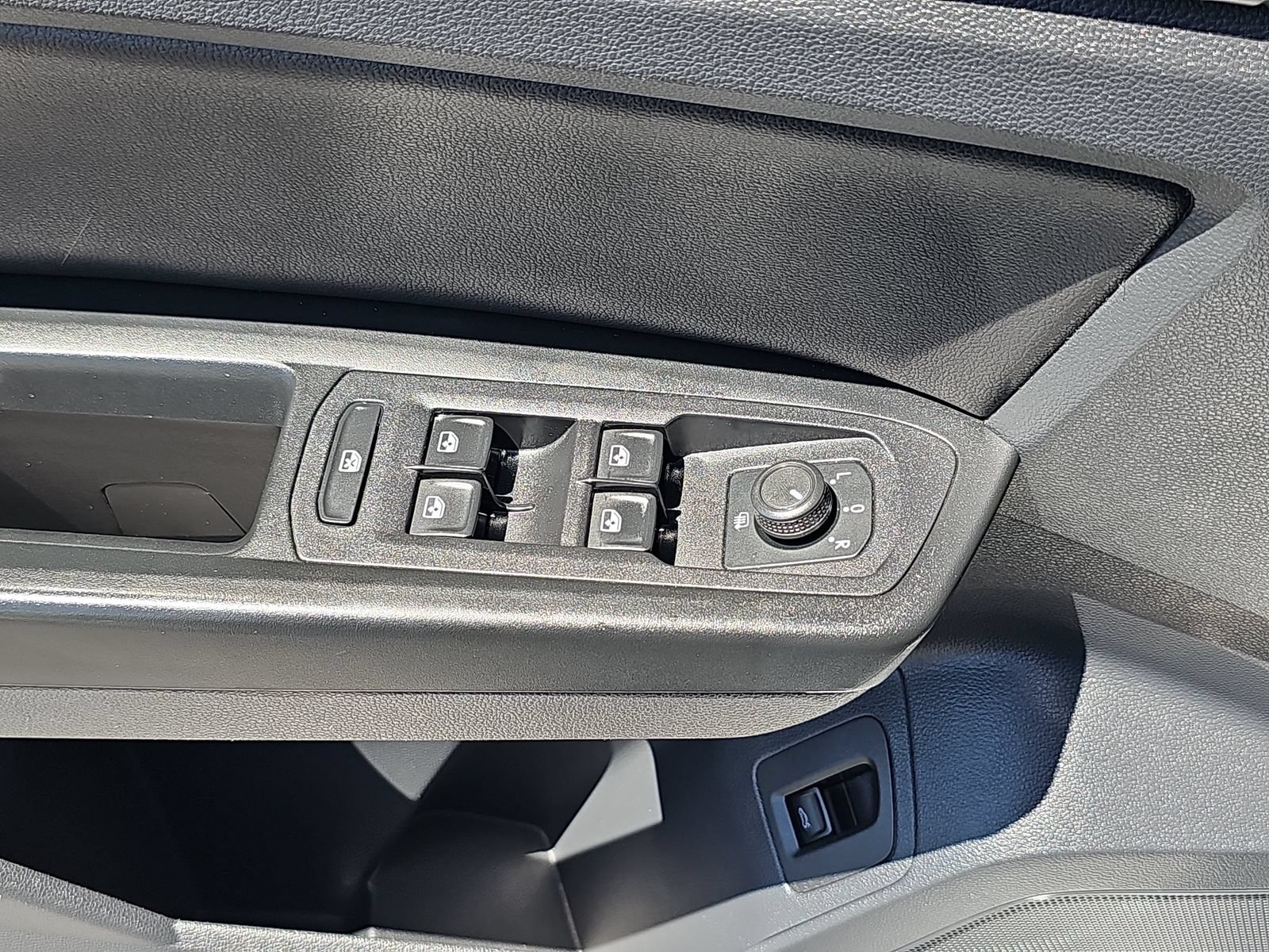 Used 2020 Volkswagen Atlas SEL FWD image 31