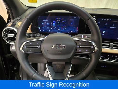 Used 2025 Chevrolet Equinox ACTIV w/ Safety and Technology Package AWD/4WD image 18