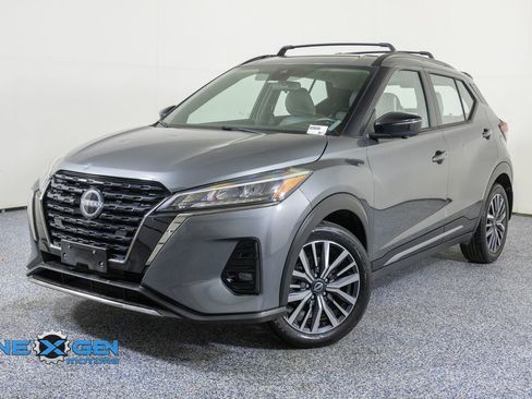 Used 2023 Nissan Kicks SR w/ SR Premium Package FWD image 3