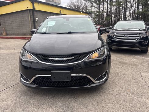 Used 2018 Chrysler Pacifica Touring-L image 3
