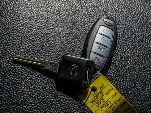 Used 2021 Nissan Titan SV w/ SV Convenience Package image 35