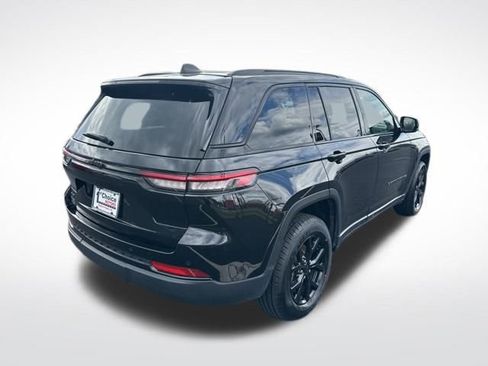 Used 2024 Jeep Grand Cherokee Altitude image 6