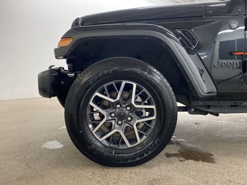 Used 2025 Jeep Wrangler Sahara image 11