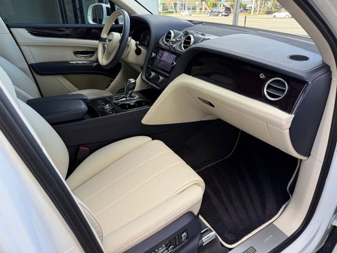 Used 2020 Bentley Bentayga image 21