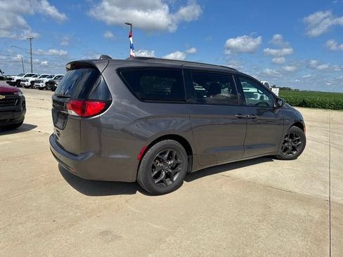 Used 2018 Chrysler Pacifica Touring Plus w/ S Appearance Package FWD image 5