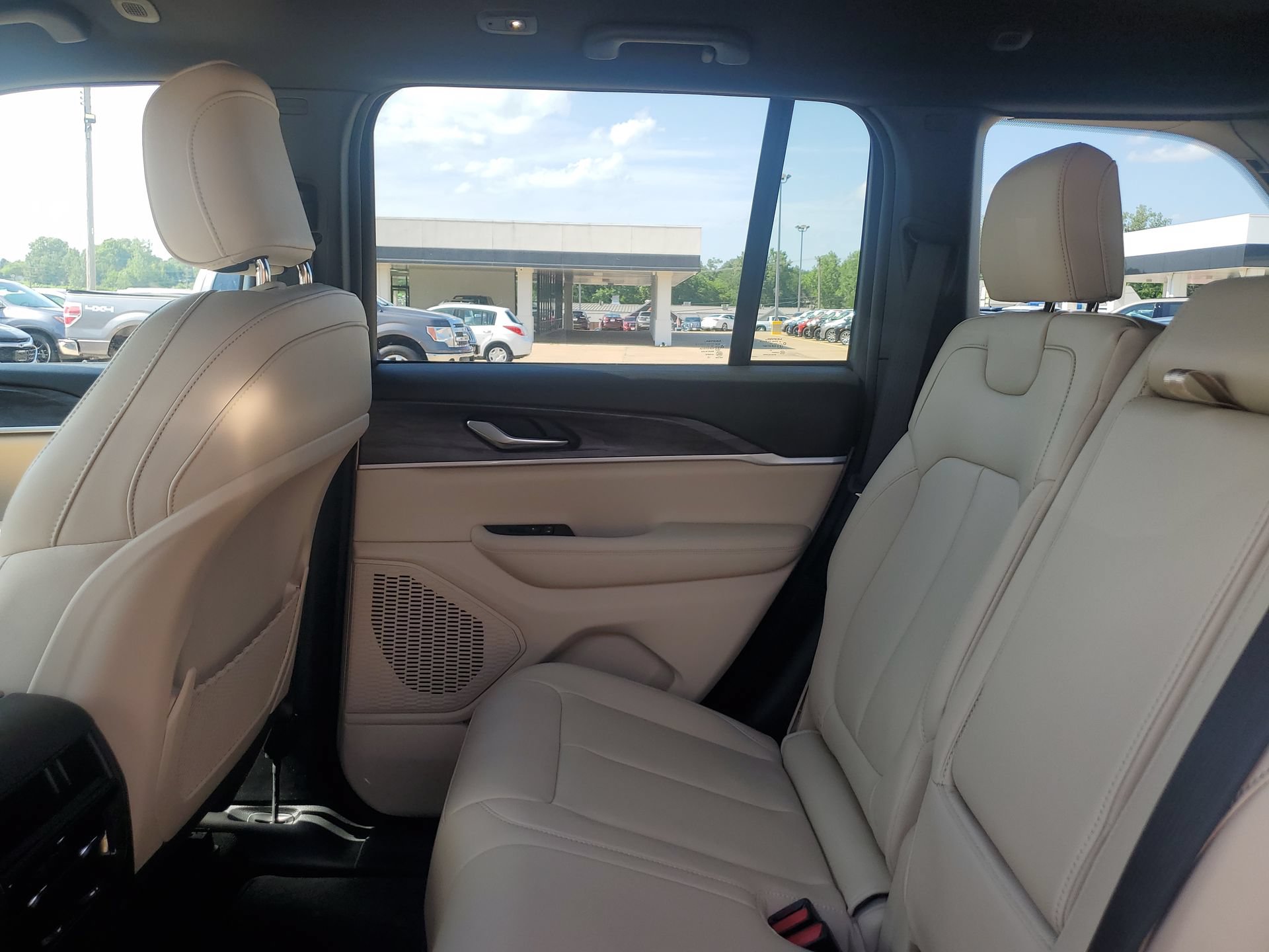 Used 2023 Jeep Grand Cherokee Limited AWD/4WD image 31