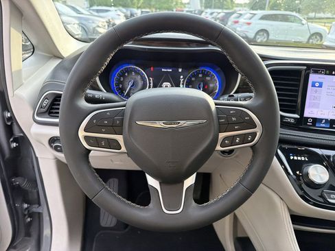 Used 2023 Chrysler Pacifica Limited FWD image 25