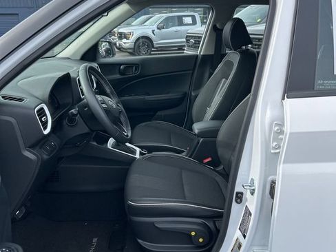 Used 2025 Hyundai Venue Limited image 21