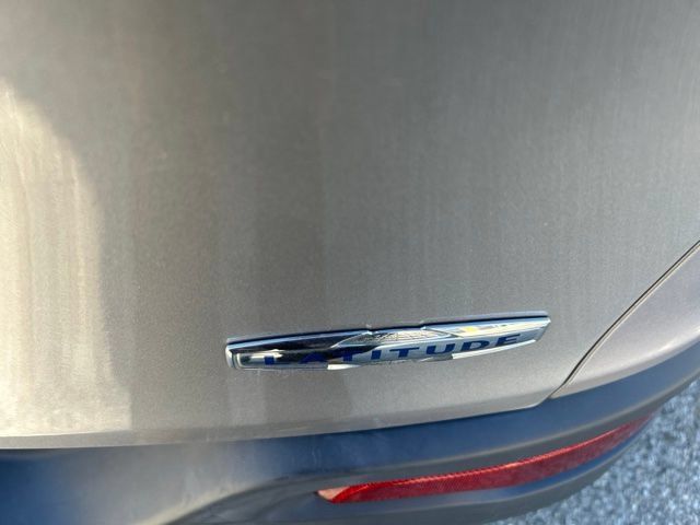 Used 2016 Jeep Cherokee Latitude w/ Cold Weather Group AWD/4WD image 14