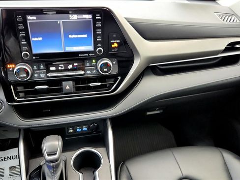 Certified 2022 Toyota Highlander XLE image 40
