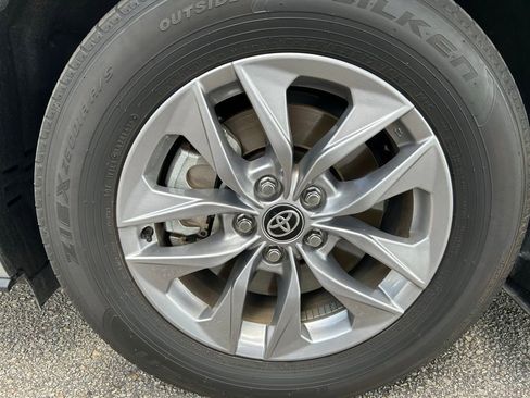 Used 2025 Toyota Sienna XLE FWD image 10
