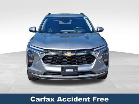 Used 2025 Chevrolet Trax LT w/ LT Convenience Package FWD image 3