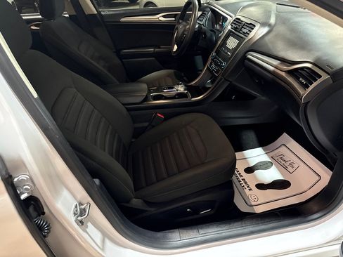 Used 2018 Ford Fusion SE w/ Fusion SE Technology Package FWD image 7
