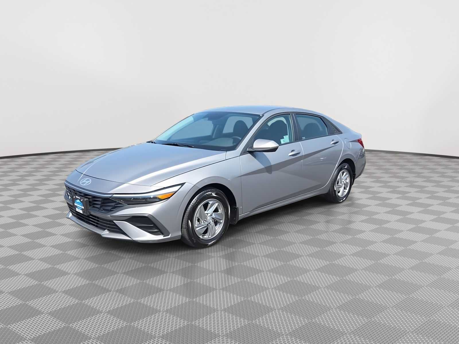 Used 2025 Hyundai Elantra SE FWD image 4