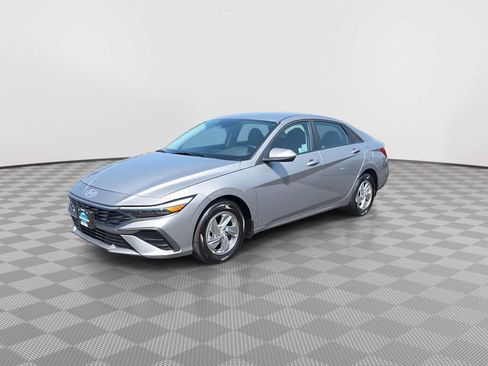 Used 2025 Hyundai Elantra SE FWD image 4