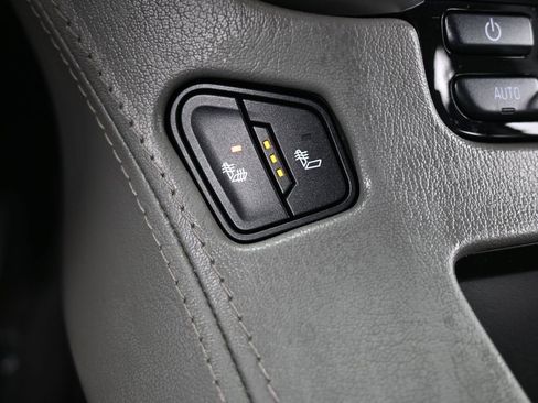 Used 2020 Chevrolet Suburban LT image 26