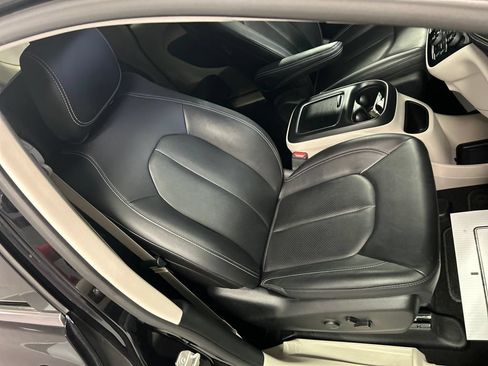 Used 2024 Chrysler Pacifica Touring-L w/ Uconnect Theater Family Group FWD image 27