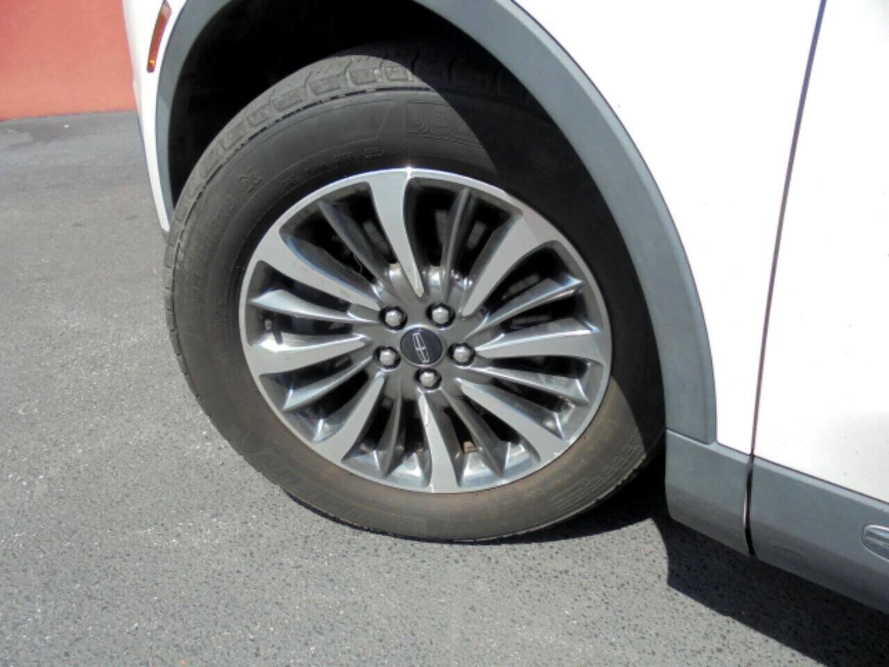 Used 2019 Lincoln Nautilus Select AWD/4WD image 25