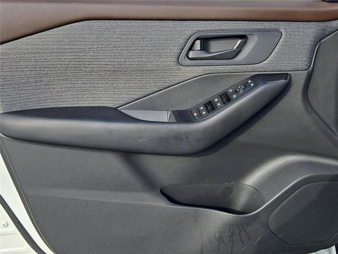Used 2023 Nissan Rogue S FWD image 13