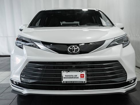 New 2026 Toyota Sienna Platinum image 2