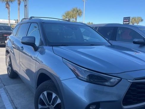 Used 2022 Toyota Highlander XLE image 3