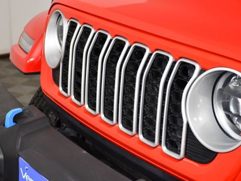Used 2024 Jeep Wrangler Unlimited Sahara AWD/4WD image 11