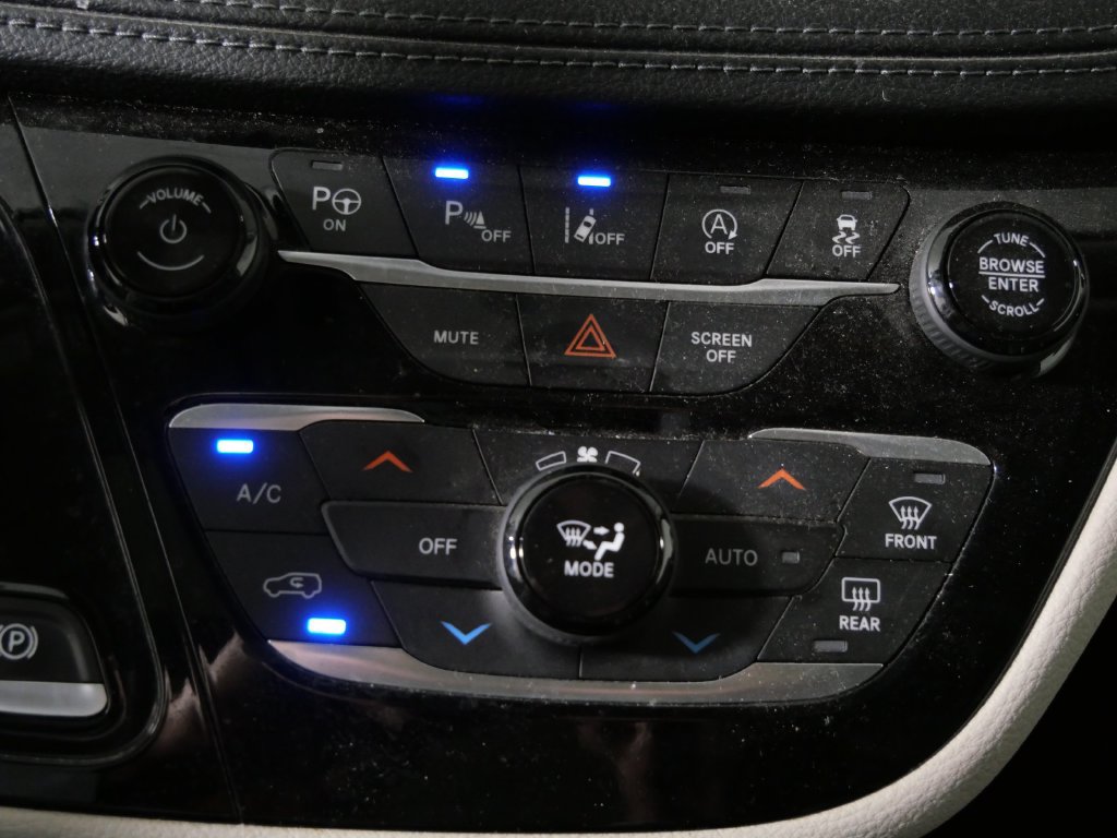 Used 2019 Chrysler Pacifica Limited FWD image 23