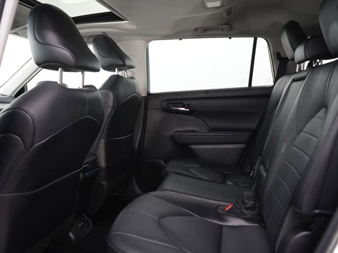 Used 2021 Toyota Highlander XLE AWD/4WD image 19