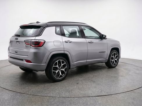 Used 2025 Jeep Compass Limited AWD/4WD image 9