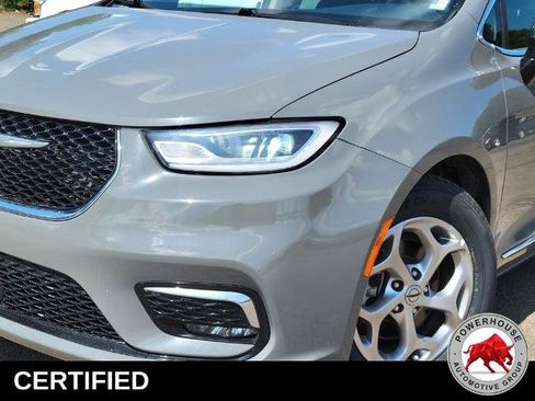 Used 2023 Chrysler Pacifica Limited FWD image 11