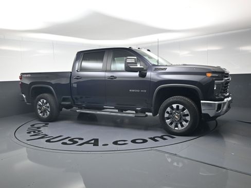 Used 2024 Chevrolet Silverado 2500 LT w/ All Star Edition AWD/4WD image 2