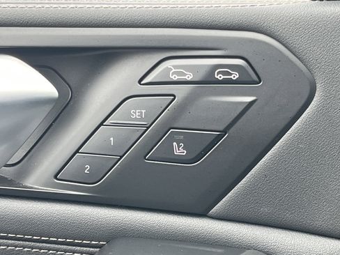 Used 2025 BMW X6 xDrive40i w/ Climate Comfort Package image 16