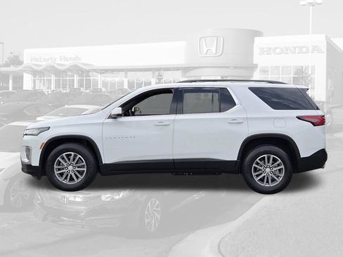 Used 2023 Chevrolet Traverse LT FWD image 2