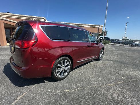 Used 2018 Chrysler Pacifica Limited w/ Tire & Wheel Group FWD image 6