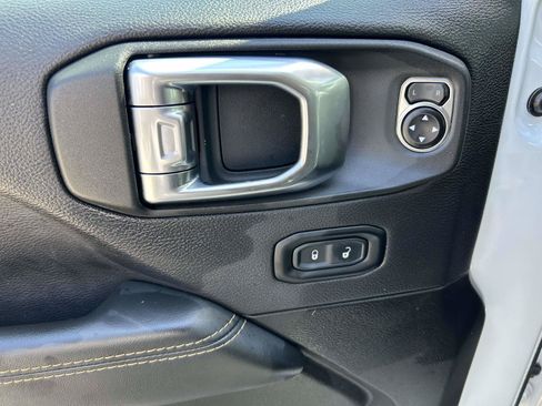 Used 2025 Jeep Wrangler Unlimited Sahara AWD/4WD image 18